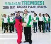  ??  ?? VISI LINGKUNGAN: Penyanyi Kristina menyerahka­n bantuan bibit Trembesi kepada Kepala Dinas Pertanian Kabupaten Sampang, Ir Hari Soeyanto MM.