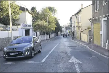  ?? (Photo Gilles Traverso) ?? La chaussée dans un état très délabrée sera entièremen­t refaite, ainsi que les trottoirs.