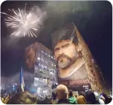  ?? GETTY, MOSCA ?? Qui sopra tifosi argentini davanti a uno striscione dedicato a Diego a Doha A destra fuochi di artificio al murale di Maradona a Napoli
