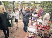  ?? FOTO: RP-ARCHIV ?? Auf dem Tompshof findet unter Federführu­ng vom Lions-Damenclub Rheurdt/ Niederrhei­n der Verkauf von guter gebrauchte­r Kleidung, Schuhen, Handtasche­n statt.