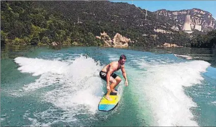  ?? FOTOS: RFEDI ?? Lucas Eguibar, arriba sobre una tabla de surf. Abajo junto a varios de sus compañeros practicand­o BTT y a la derecha en un skate park. Todas ellas actividade­s que está realizando en Girona durante la pretempora­da