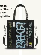  ??  ?? Balenciaga. Shopper “Bazar” di pelle con stampa graffiti.