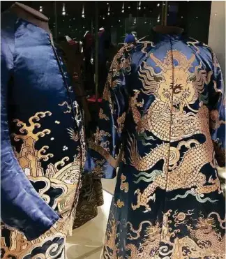  ?? ?? Italian tailors of the 18th century liked to refashion Chinese imperial silk.