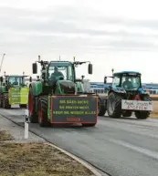  ?? ?? Am Mittwochvo­rmittag legten die Landwirte auch den Verkehr rund um die Logistikze­ntren bei Graben lahm.