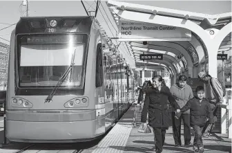  ?? Yi-Chin Lee / Staff photograph­er ?? Passengers get off a Metro Red Line train at Houston Community College Northline Campus in January. Metro plans to extend it to North Shepherd Park and Ride.