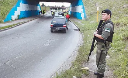  ?? CARLOS CARRION ?? Zona vigilada.
Uno de los retenes de Gendarmerí­a, ayer, en Vélez Sarsfield y La Paz de Rosario./