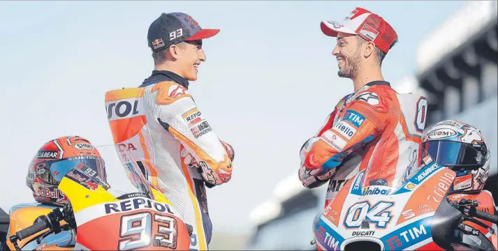  ?? FOTO: EFE ?? El cara a cara definitivo. Márquez y Dovizioso se miran sonrientes ayer en la sesión de fotos antes del Gran Premio que decidirá el título de MotoGP en el Gran Premio de la Comunitat Valenciana
