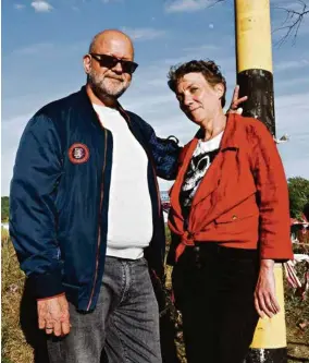  ?? ?? Guenaelle, bibliothéc­aire, et Cyrille, retraité: «Pour nous, les Français, c’est important d’avoir l’impression de pouvoir choisir», explique Guenaelle.