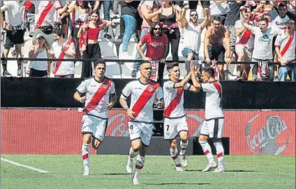  ?? FOTO: EFE ?? Raúl de Tomás corre hacia su campo nada más marcar su primer gol de la temporada en el Rayo-Alavés