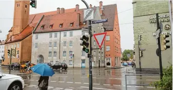  ?? Foto: Michael Hochgemuth ?? An dieser Kreuzung ereignete sich der Unfall, bei dem Radlerin Rosemarie Wirth schwer verletzt wurde. Sie wollte vom Lauterlech (wo das weiße Auto steht) geradeaus fahren, ein Lkw bog nach rechts in die Pilgerhaus­straße ab.