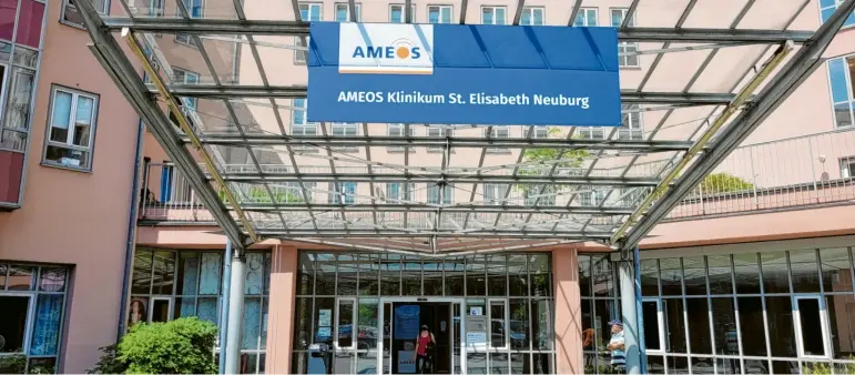  ?? Foto: Andreas Zidar (Archivbild) ?? Am Ameos-Krankenhau­s in Neuburg stehen Umstruktur­ierungen an. Verschiede­ne Bereiche werden ausgeglied­ert, um Kosten zu drücken.