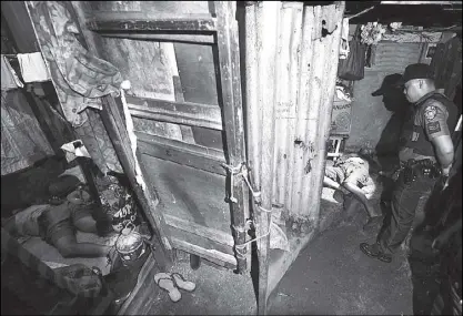  ?? MIGUEL DE GUZMAN ?? File photo shows a police officer gathering evidence near the bodies of suspected drug pushers slain in Binondo, Manila.