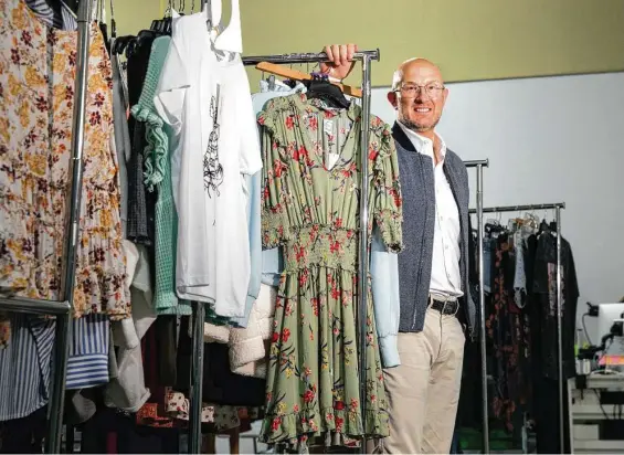  ?? Photos by Jon Shapley / Staff photograph­er ?? Andrew Clarke, at top, CEO of Francesca’s, took the helm at the ailing retailer just 10 days before the pandemic changed everything. ABOVE: Ariana Luman and Andrew Rivers, both 17, shop on Wednesday.