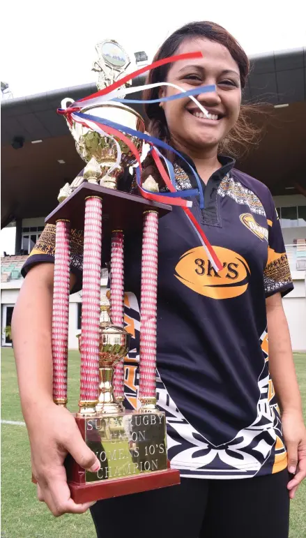  ?? Photo: Jone Luvenitoga ?? Women’s Seahawk captain Rosemary Seveti with the trophy in the Escott Shield final on September 21, 2017.