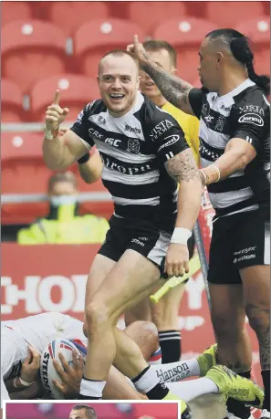  ?? PICTURESS: JONATHAN GAWTHORPE & GETTY IMAGES ?? RARE CELEBRATIO­N: Hull FC’s Adam Swift celebrates scoring a try against Wakefield Trinity last September. Inset, new signing Josh Reynolds.