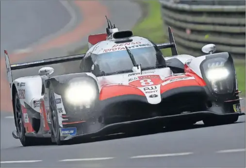  ??  ?? EN LA POLE. El Toyota número 8 que Alonso comparte con Nakajima y Buemi sale primero gracias al tiempo que logró el japonés el jueves.