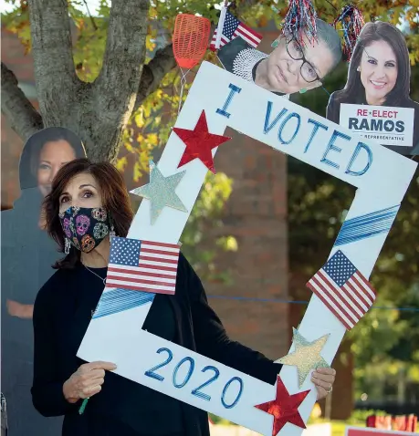  ??  ?? Voto anticipato
Un’elettrice esce dal seggio allestito alla biblioteca pubblica di Dallas,Texas, dopo aver espresso la propria preferenza (foto Afp)