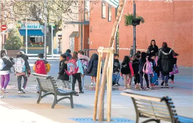  ?? ?? Escolares, ayer a la salida de clase del CEIP Pío XII de la ciudad de Huesca.