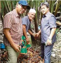  ??  ?? RAZAILI (kanan) melawat tapak untuk dijadikan Taman Agro Nipah di Kampung Tambak, Pusa.