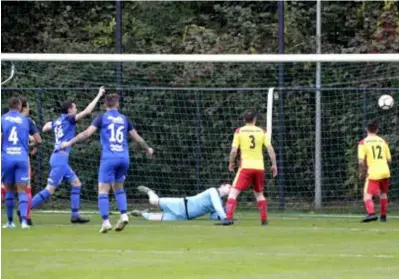  ?? FOTO KOEN FASSEUR ?? Guy Geudens scoort het enige doelpunt van de partij en bezorgt Vosselaar de driepunter.