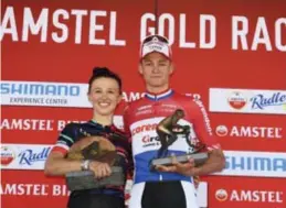  ?? FOTO BELGA ?? De Poolse Niewiadoma won in 2019 en mocht op het podium met Mathieu van der Poel, winnaar bij de mannen.