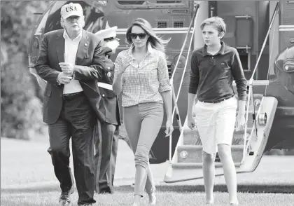  ??  ?? El presidente estadunide­nse, acompañado por su esposa Melania y su hijo Barron, insistió ayer en que el Congreso de su país debe encontrar la forma de financiar el muro que busca levantar en la frontera con México ■ Foto Ap