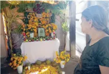  ??  ?? Al ser la primera ofrenda a Margarita Vicente Toledo se utilizan muchas flores, frutas y panes, además de realizar durante todo el día rezos.
