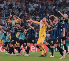  ??  ?? La festa nerazzurra dopo la vittoria col Tottenham a San Siro GETTY