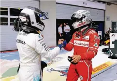  ??  ?? Gut gemacht! Sebastian Vettel (rechts) beglückwün­scht den Finnen Valtteri Bottas, der im Silberpfei­l seinen zweiten Grand-Prix-Sieg feiert.