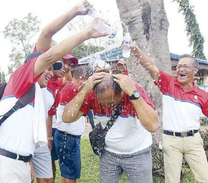  ?? JOEY MENDOZA ?? Team Luisita non-playing captain Jeric Hechanova soaks in victory as team members Jingy Tuason, Edmund Yee, Rafael Garcia and Benjie Sumulong celebrate their title romp in the 31st PAL Seniors Interclub in Davao over the weekend.