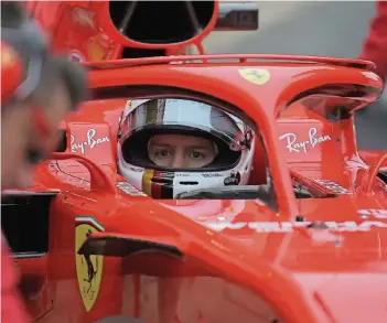  ?? FOTO: IMAGO ?? Auch Sebastian Vettels Ferrari besitzt einen sogenannte­n Heiligensc­hein, den „Halo“, der vor dem Cockpit angebracht ist und den Kopf des Fahrers bei Unfällen vor größeren Teilen schützen soll.