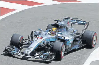  ?? REUTERS ?? Lewis Hamilton in action during the qualifying session in Baku on Saturday.