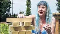  ?? PHOTO: LAURA SMITH ?? Naked Jenga . . . Southern Naturally member Wilma Kremer had a go with the giant Jenga during a break in the rain.