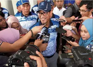  ??  ?? Rapt audience: Ahmad Faizal speaking to reporters at SMK Anderson in Ipoh.