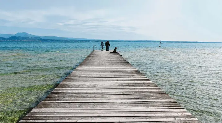  ?? Fotos: Max Intrisano ?? Hach, ist das nicht schön! Der Blick von Sirmione aus auf den Gardasee – und fast keine Menschen, die stören. So leer ist es hier eigentlich erst in den kommenden Wochen.