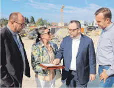  ?? FOTO: SAPOTNIK ?? Klaus Hoher (von links), Gaby Lamparsky und Christian Steffen-Stiehl (rechts) sprechen mit Christian Jung (Zweiter von rechts) über den vierspurig­en Straßenaus­bau vor dem neuen Tunnel.