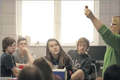  ?? [JONATHAN QUILTER/DISPATCH] ?? From left, senior Preston Sheets, 18; junior Mitchell Delma, 17; freshman Skye Bartley, 14; and sophomore Jacob Barcikowsk­i, 15, of Worthingto­n Kilbourne High School watch as Jenny Hudak of Lifeline of Ohio holds up a model of an organ while talking...