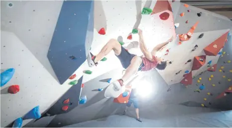  ?? ARCHIVFOTO: OSTERRIED ?? Michael Ullrich trainiert in der Memminger Boulderhal­le. Dort ist der süddeutsch­e Meister seit September 2020 Betriebsle­iter.