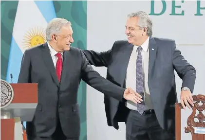  ?? EFE ?? Otros tiempos. El presidente López Obrador con Alberto Fernández, que ayer debía viajar a México.