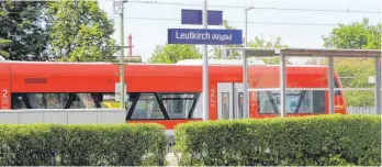  ?? FOTO: PATRICK MÜLLER ?? Ein Zug im Leutkirche­r Bahnhof: Lindau, Ravensburg oder Stuttgart können Schüler mit dem neuen bodo-jugendtick­etbw von hier aus fahren, nach Memmingen allerdings nicht.