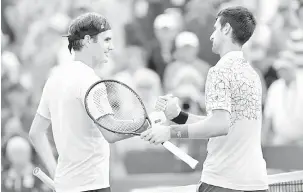  ?? — Gambar AFP ?? BAKAL BERSUA: Gambar fail bertarikh 18 Ogos ini menunjukka­n Federer (kiri) dan Djokovic berjabat tangan selepas tamat aksi perlawanan di Lindner Family Tennis Center di Mason, Ohio.