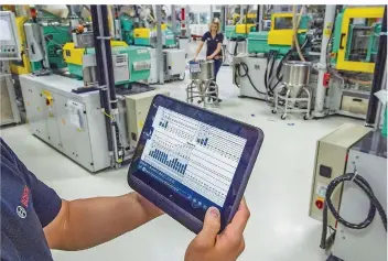  ?? FOTO: DANIEL MAURER/DPA ?? Wie hier in einem Bosch-Werk in Bayern werden immer mehr Prozesse in der Arbeitswel­t digitalisi­ert. Künstliche Intelligen­z kann hier Aufgaben übernehmen, die für Menschen viel Aufwand erfordern.
