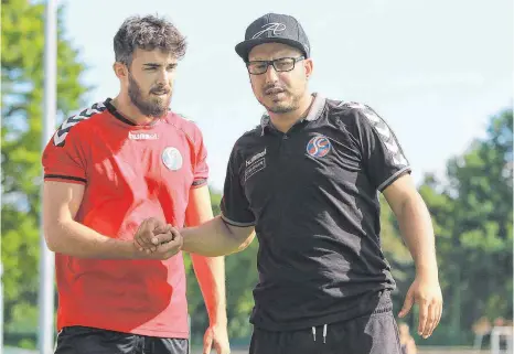  ?? FOTO: BODON ?? Der Konstanzer Cheftraine­r Trainer Mohamed Karaki (rechts) und sein Co-Trainer Fabian Geist sind mit ihrem rundum erneuerten Team Favorit im Pokal-Erstundens­piel beim FV Walbertswe­iler/Rengetswei­ler.