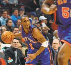  ?? Jonathan Daniel / Getty Images ?? Anfernee Hardaway of the New York Knicks dribbles the ball against the Chicago Bulls during the game at United Center on March 20, 2004 in Chicago.