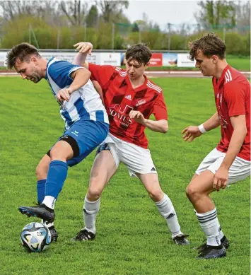  ?? Foto: Rudi Fischer ?? Die Hiltenfing­er Spieler kämpften zuletzt gegen den Kissinger SC um jeden Zentimeter. Am Samstag erwartet der Kreisligis­t die Spielverei­nigung Lagerlechf­eld.