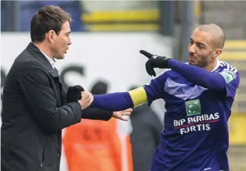  ?? FOTO BELGA ?? Hanni betrekt Weiler bij het feestje na zijn doelpunt tegen Zulte Waregem.