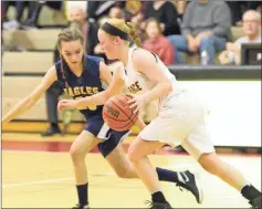  ?? / Scott Herpst ?? Oakwood Middle School’s Allie Dortch defends Grace Academy’s Savannah Englebrech­t during the ISC tournament finals at St. Jude’s School in Chattanoog­a last Monday night. The Lady Eagles would fall in the championsh­ip game, 27-21.