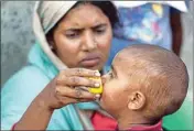  ?? PTI ?? A migrant woman offers water to her child