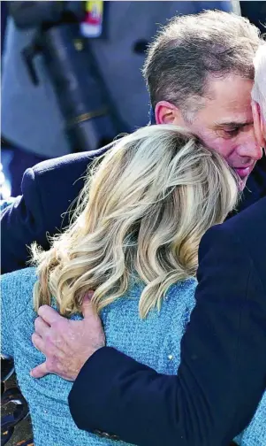  ??  ?? Joe Biden, su mujer Jill y sus hijos Hunter y Ashley se abrazan después de jurar el cargo
El ya ex vicepresid­ente Mike Pence, sentado en la grada, frente a la Guardia Nacional