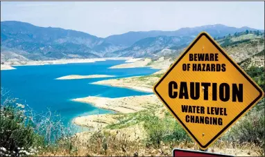  ?? PHOTO BY DEAN MUSGROVE, LOS ANGELES DAILY NEWS/SCNG ?? A sign warns about lower water levels near the entrance to Castaic Lake in Southern California.